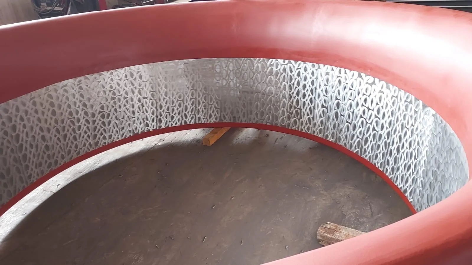Finished metallic internal liner surface inside a marine nozzle